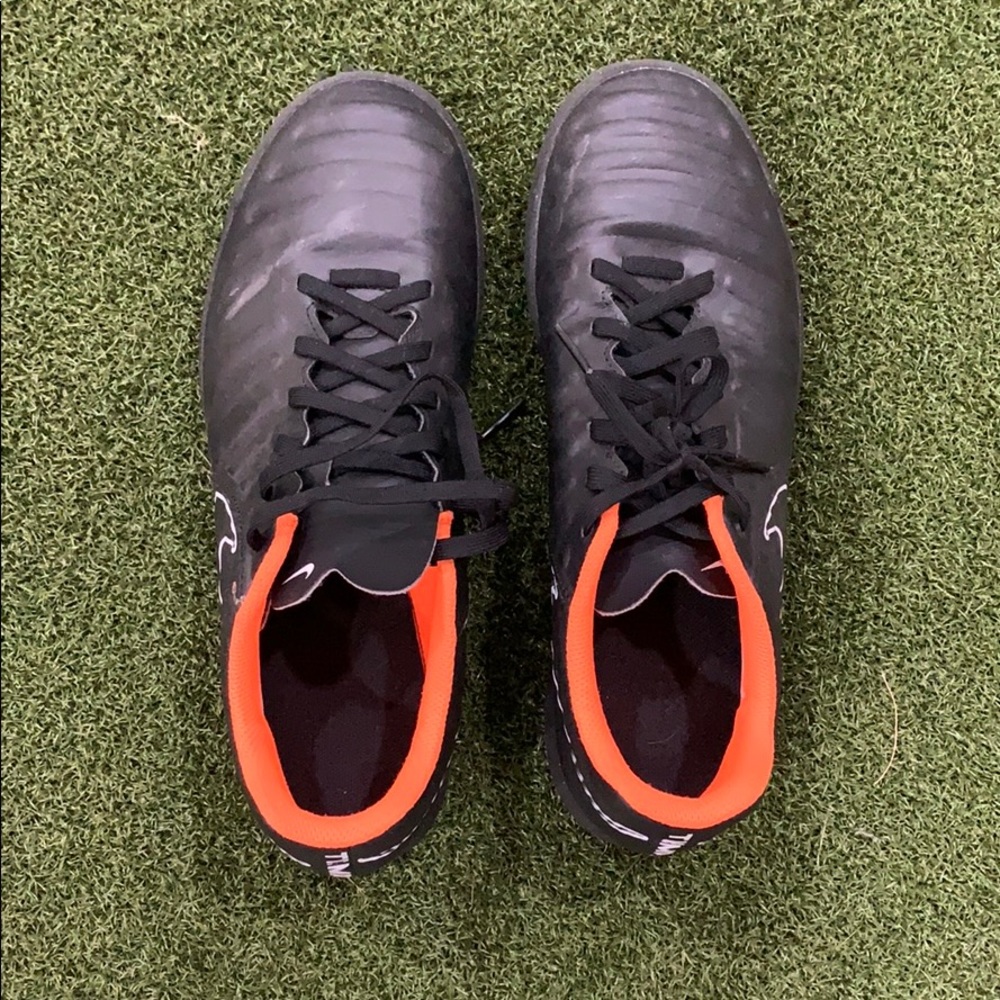 Indoor soccer shoes